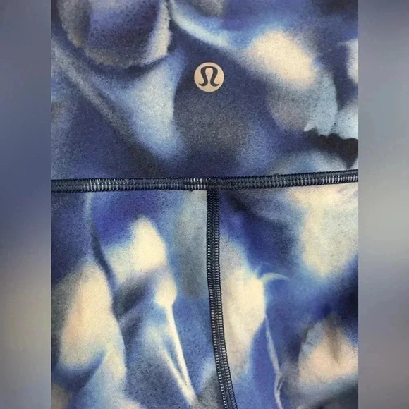 Lululemon 28” Wunder Under LR Tight Lux Blue White Print Size 2 - Picture 2 of 5